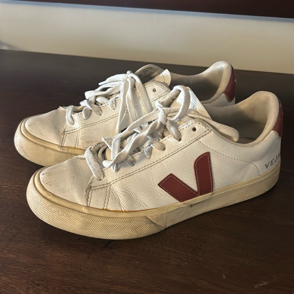 White/cinnamon Vejas